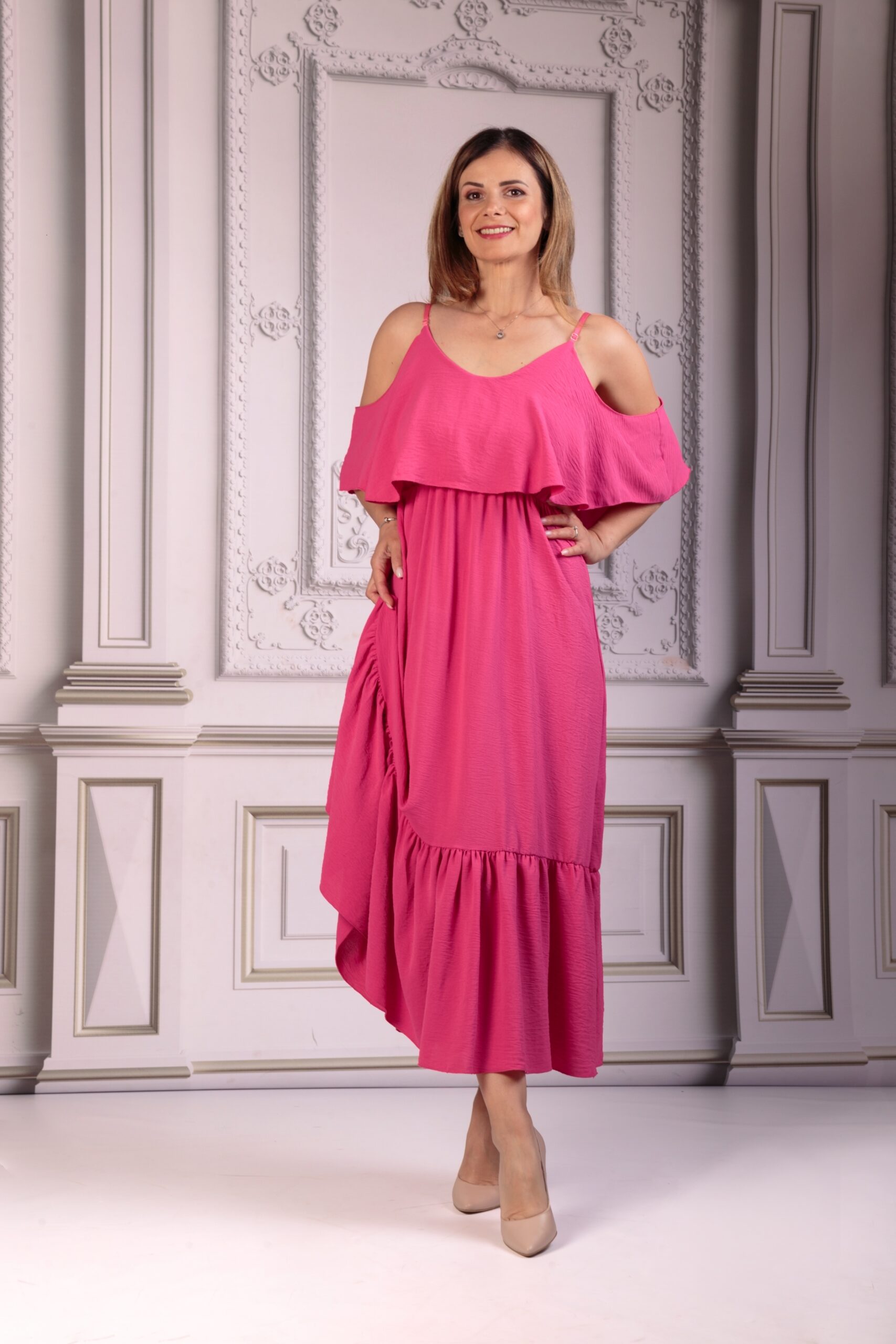 Rochie lunga cu volane si decupaje la umeri